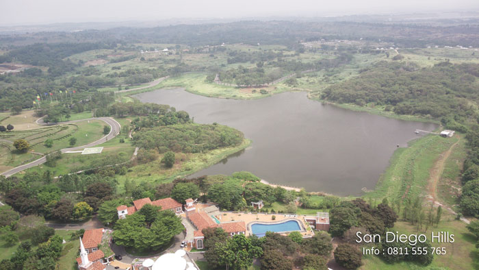 danau yang indah di san diego hills di foto dari udara drone