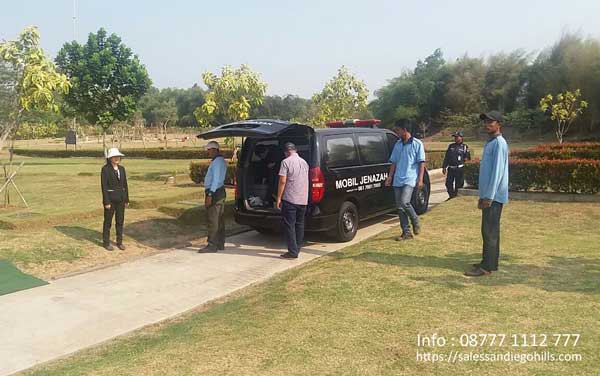 Mobil Jenasah san diego hills tiba di pemakaman Islam Al Halim