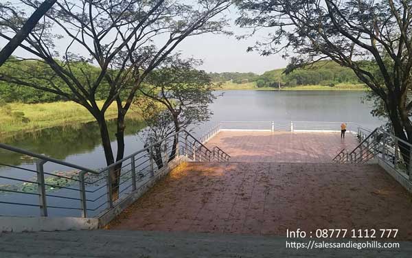 danau yang indah di San Diego Hills menambah kenyamanan keluarga